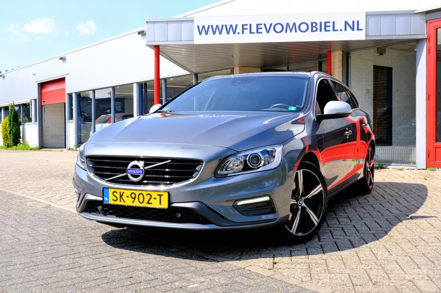 Volvo V60 - 2.0 T4 Business Sport Aut. Leder|Schuifdak|Navi|Clima|LMV - AutoWereld.nl
