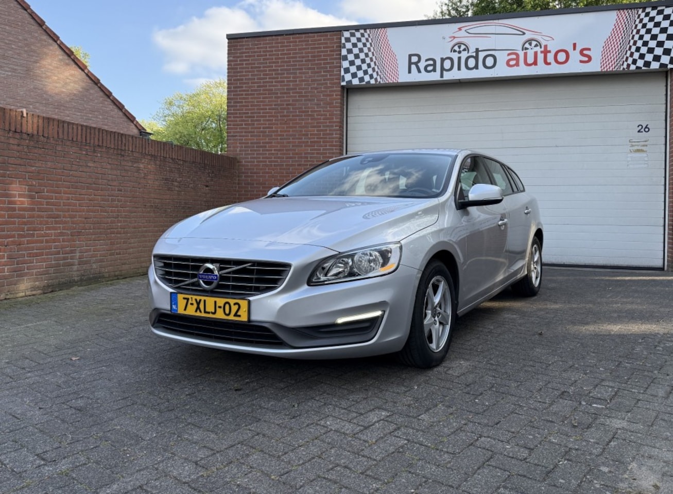Volvo V60 - 2.0 D4 MOMENTUM EURO 6 Dealer onderhouden  181PK - AutoWereld.nl