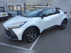 Toyota C-HR - 1.8 HYBR 140 FIRST, Bi-Tone, Navi 12.3 , El. achterklep, PDC