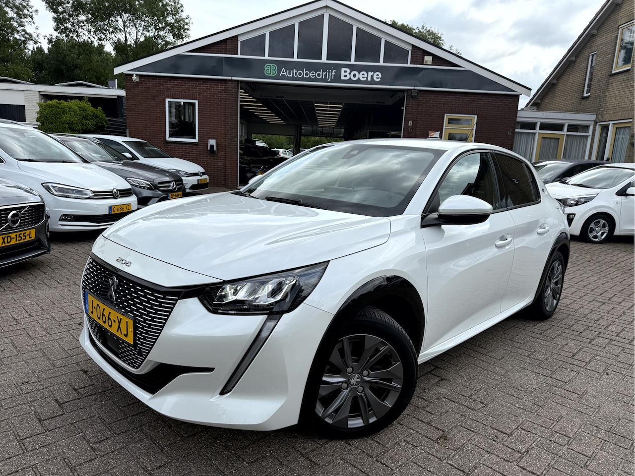 Peugeot e-208 - EV Allure 50 kWh 40161km, Camera, App Connect - AutoWereld.nl