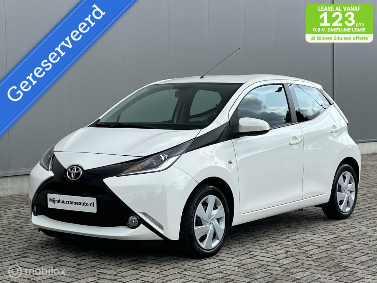 Toyota Aygo - 1.0 VVT-i x-play 1.0 VVT-i X - Play, Navi , Camera, Airco, Dealer - AutoWereld.nl