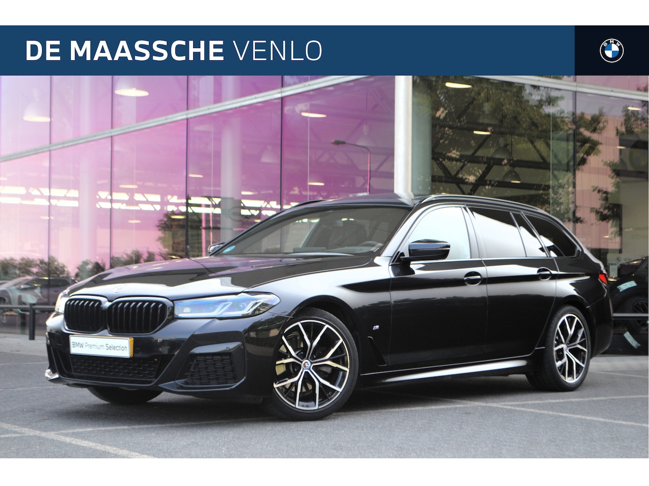 BMW 5-serie Touring - 520i High Executive M Sport Automaat / Panoramadak / Trekhaak / Laserlight / Achteruitrijc - AutoWereld.nl
