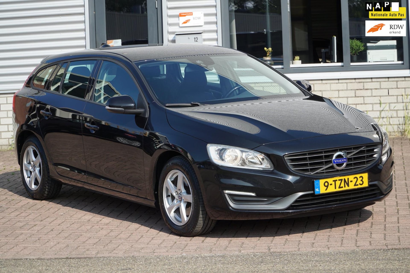 Volvo V60 - 1.6 D2 Kinetic NAVI TREKHAAK - AutoWereld.nl