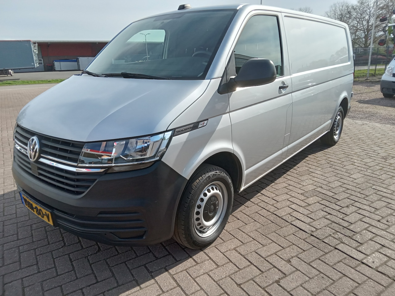 Volkswagen Transporter - 2.0 TDI L2H1 28 Bijna nieuwstaat zowel binnen als buiten - AutoWereld.nl