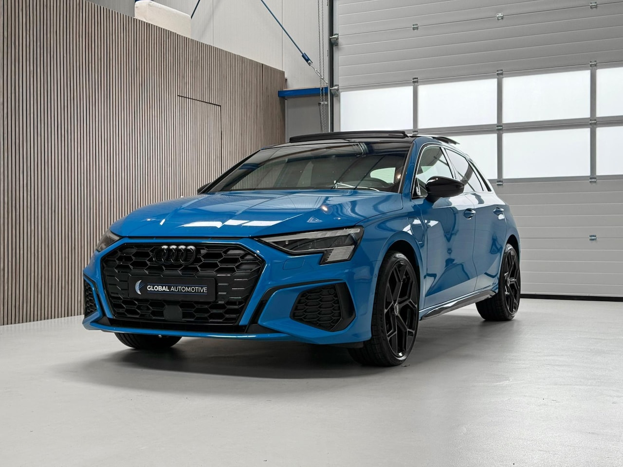 Audi A3 Sportback - 45 TFSI e S edition Competition 245PK - RS STOELEN - OPENDAK - CARBON SPOILER - TURBO BLAU - AutoWereld.nl