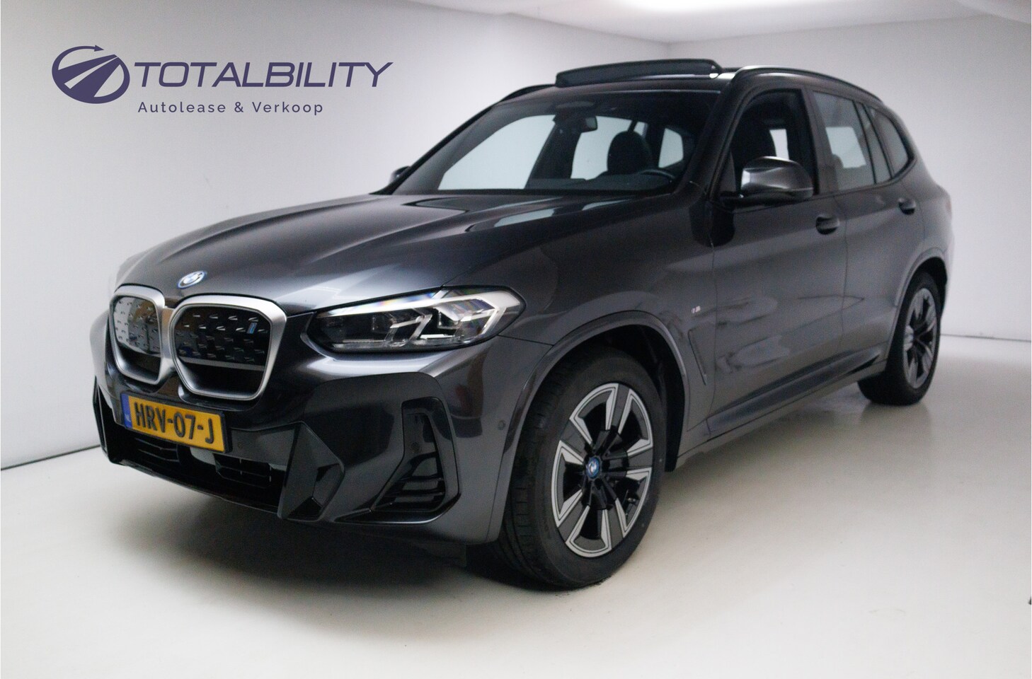 BMW iX3 - M-Sport Shadowline 80 kWh 286 PK | Pano | Leer | Elect. stoelen best. met geh. | Camera | - AutoWereld.nl