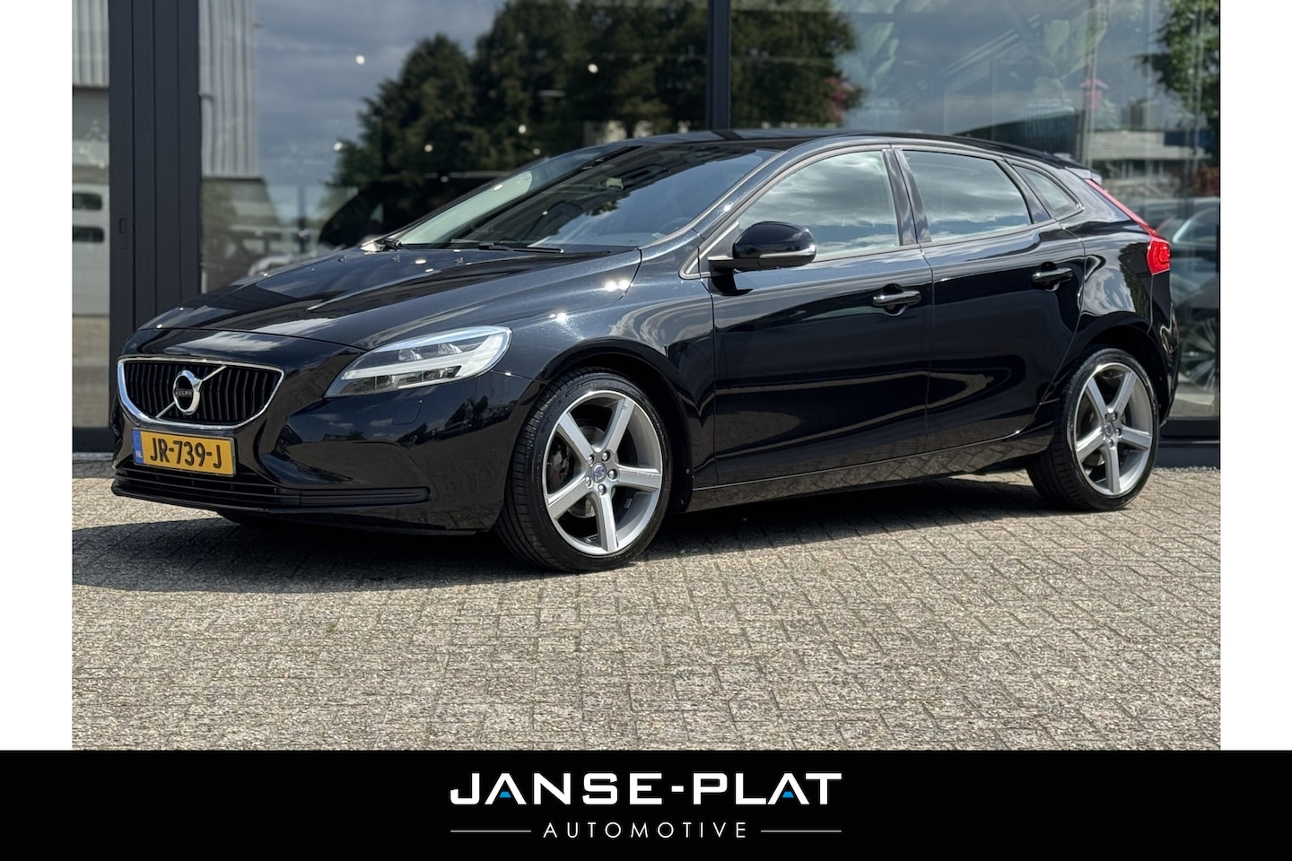 Volvo V40 - 2.0 D2 Momentum Afn. Trekhaak | Stoelverwarming | Standkachel | LED - AutoWereld.nl
