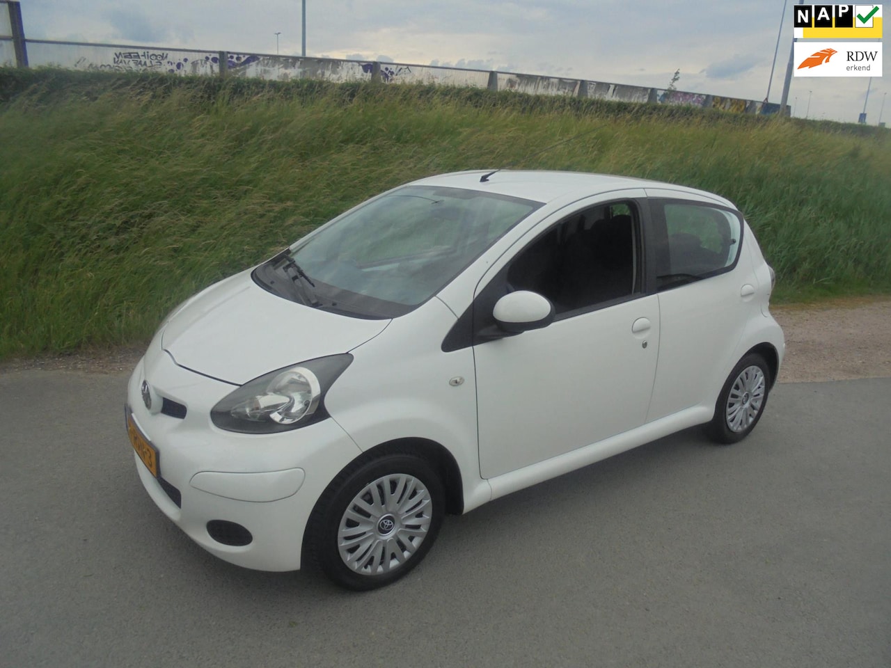Toyota Aygo - Toyota ayco 1.0 benzine AUTOMAAT airco navigatie 135.000km - AutoWereld.nl