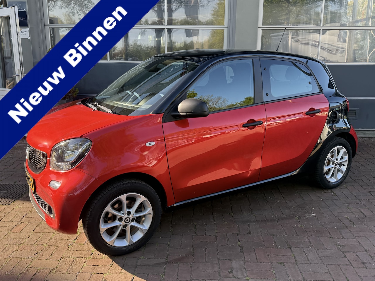 Smart Forfour - 1.0 Business Solution bj 2018 km 42.000 Airco,14Inch,Cv,Radio/cd - AutoWereld.nl
