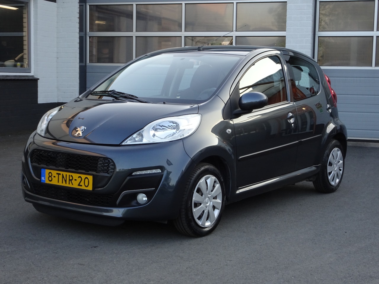 Peugeot 107 - 1.0 Active Airco, elektrische ramen, centrale vergrendeling, mistlampen, dagrijverlichting - AutoWereld.nl