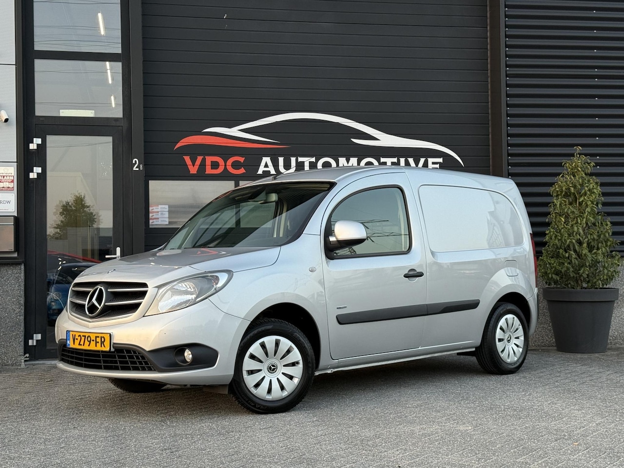 Mercedes-Benz Citan - 109 CDI Zilver Metallic | Camera | Airco | Parkeersensoren | Cruisecontrol | Radio Bluetoo - AutoWereld.nl