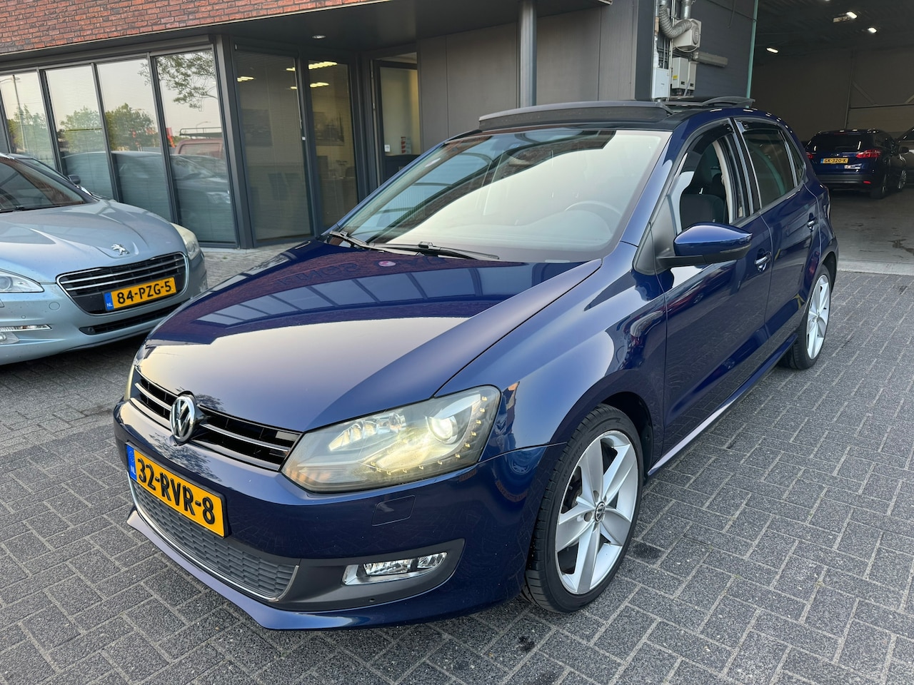 Volkswagen Polo - 1.2 TSI Highline 5DRS AUTOMAAT PANO XENON LED CLIMA TREKHAAK VOL - AutoWereld.nl