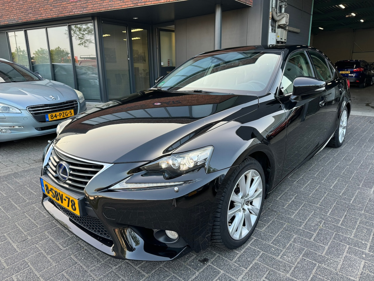 Lexus IS - 300h XENON LEDER CRUISE DEALER ONDERHOUDEN ORIG NL NAP - AutoWereld.nl