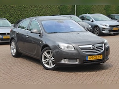 Opel Insignia - 1.6 T Cosmo / NIEUWSTAAT / Trekhaak / Leder / 19'' / Navigatie / Stoelverwarming / Cruise
