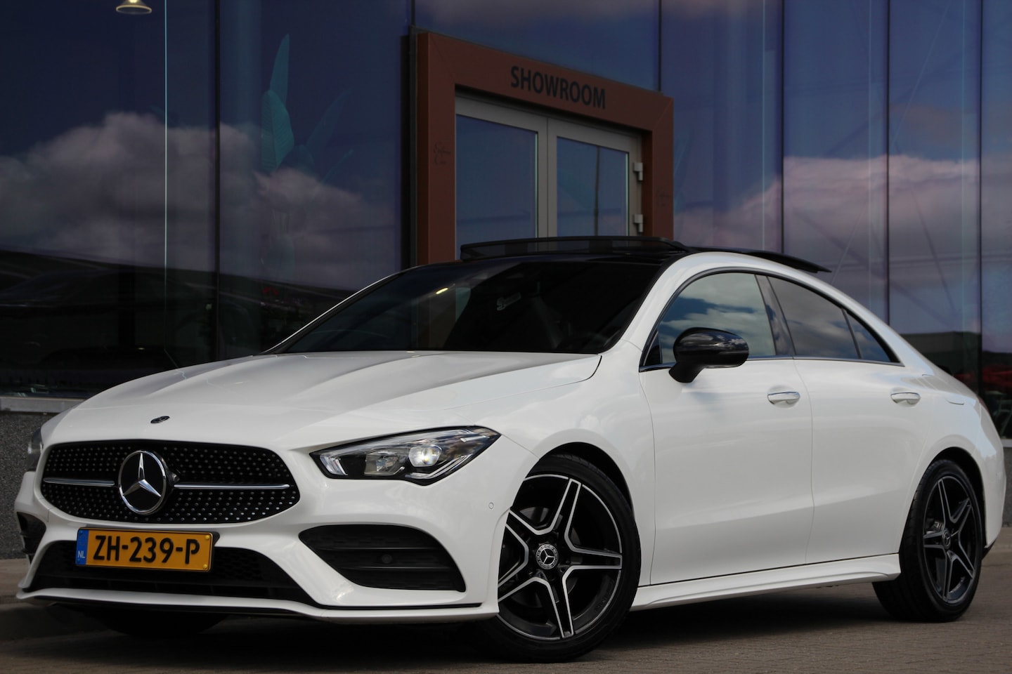 Mercedes-Benz CLA-Klasse - 180 AMG | Night pakket | Pano | Sfeerverlichting | Camera - AutoWereld.nl