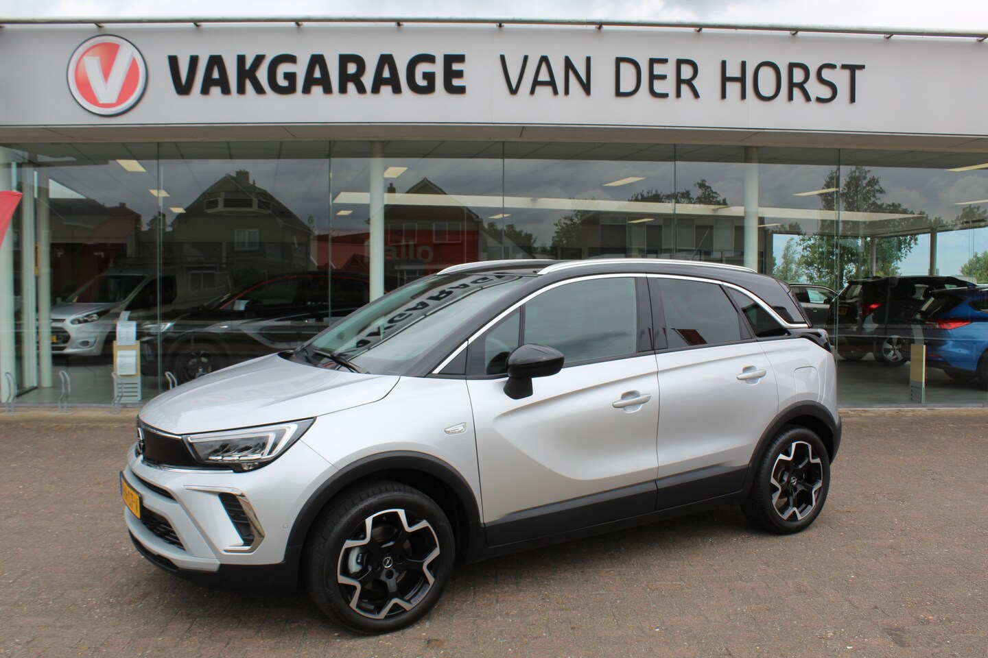 Opel Crossland - 1.2-110pk Turbo 'Elegance'. Mooie en luxe hoogzitter met weinig km's ! Volautm. airco dual - AutoWereld.nl