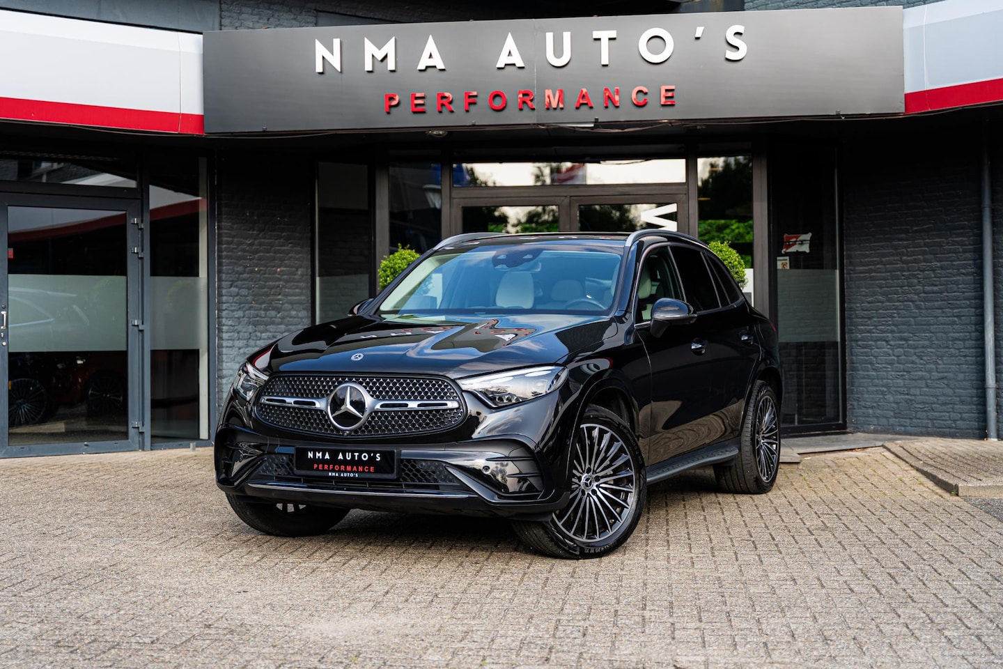 Mercedes-Benz GLC-klasse - 300e 4MATIC AMG Line | AIRMATIC |ACHTERASBESTURING | PANO | BURMESTER | 360 | ACC | GARANT - AutoWereld.nl