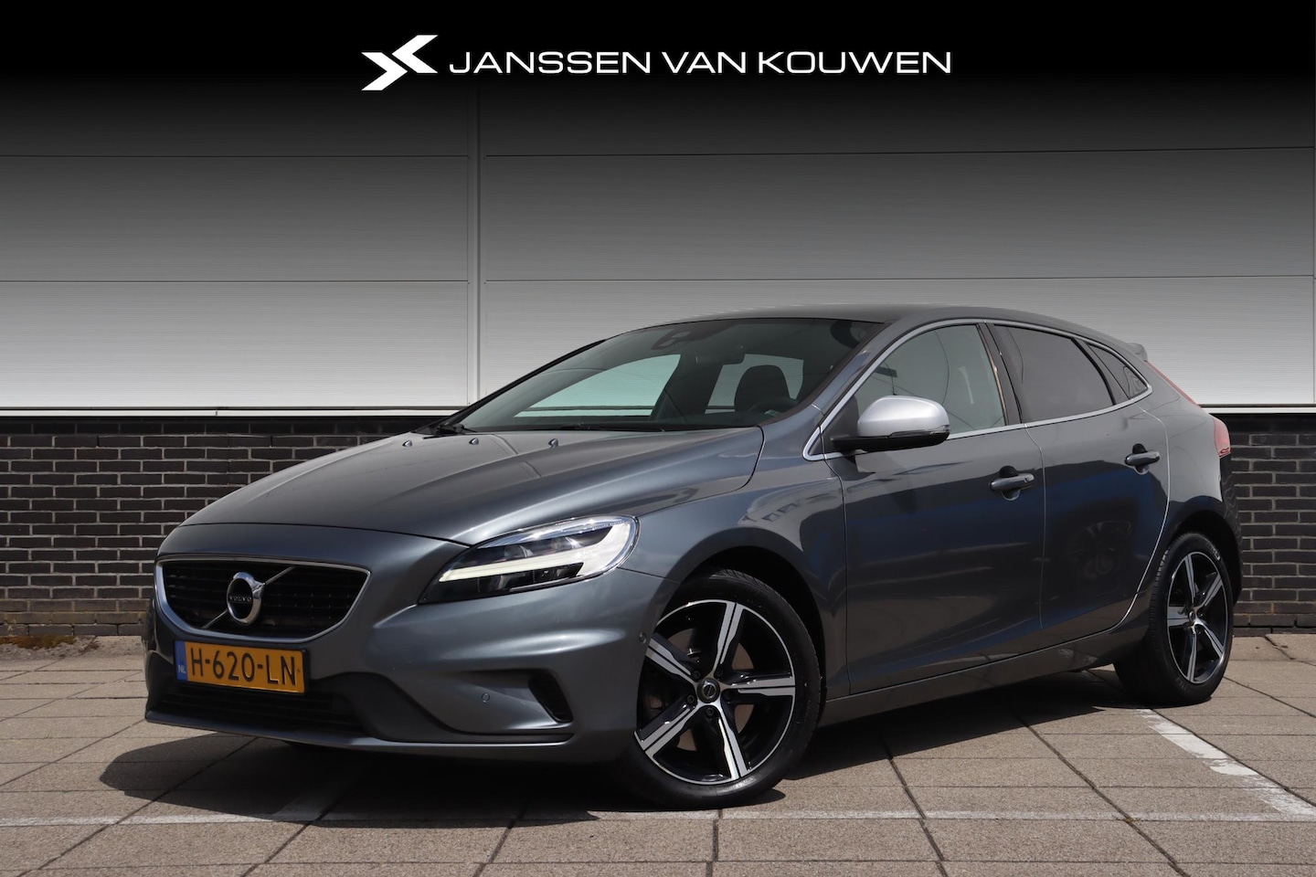 Volvo V40 - 1.5 T3 Polar+ Sport * Automaat * Pano * Stoelverwarming * Navigatie * Camera * LED Koplamp - AutoWereld.nl