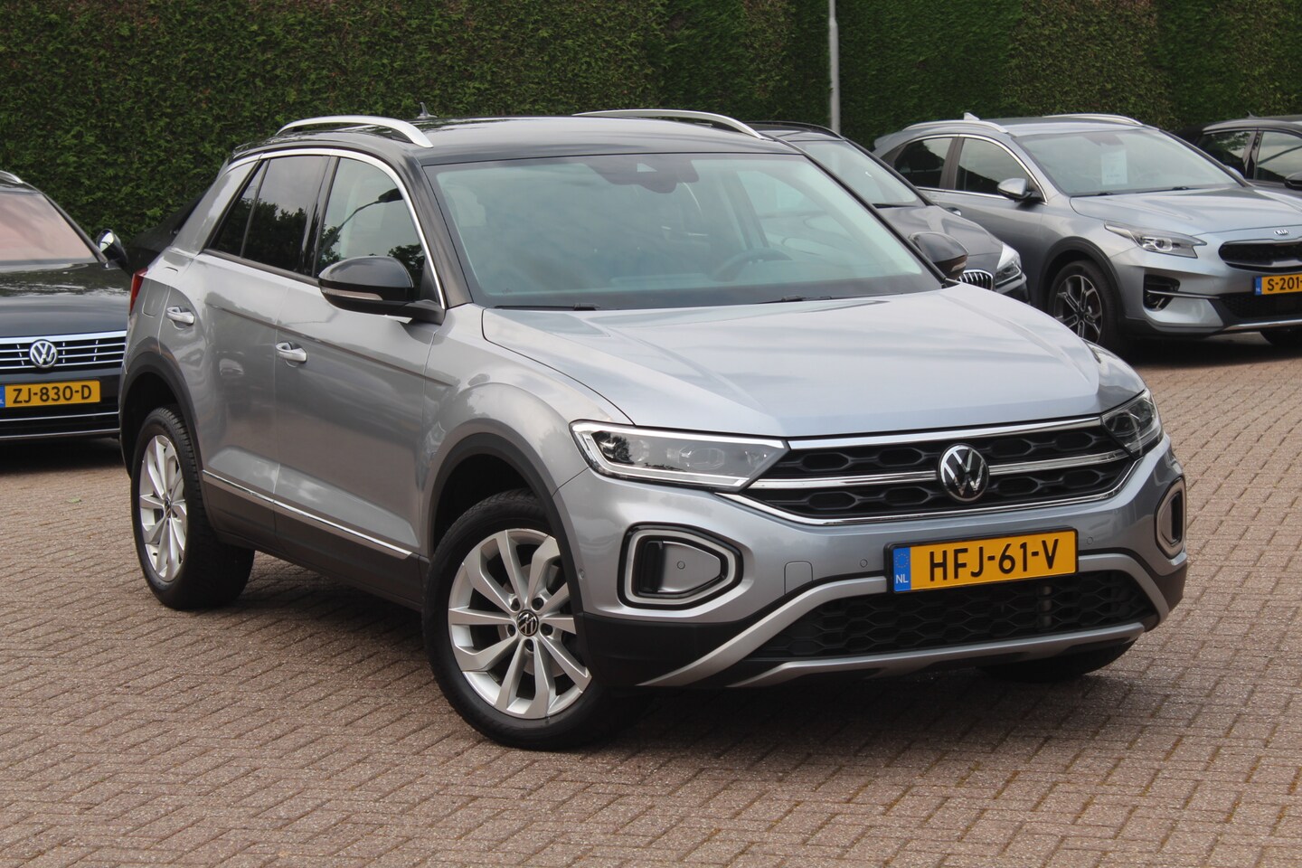 Volkswagen T-Roc - 1.5 TSI Life Edition / Trekhaak / Navigatie / Parkeerhulp V+A / 17'' / Virtual Cockpit / L - AutoWereld.nl
