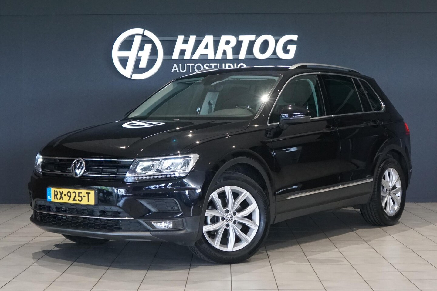 Volkswagen Tiguan - 1.4 TSI ACT Highline AUT. + CAMERA / TREKHAAK - AutoWereld.nl
