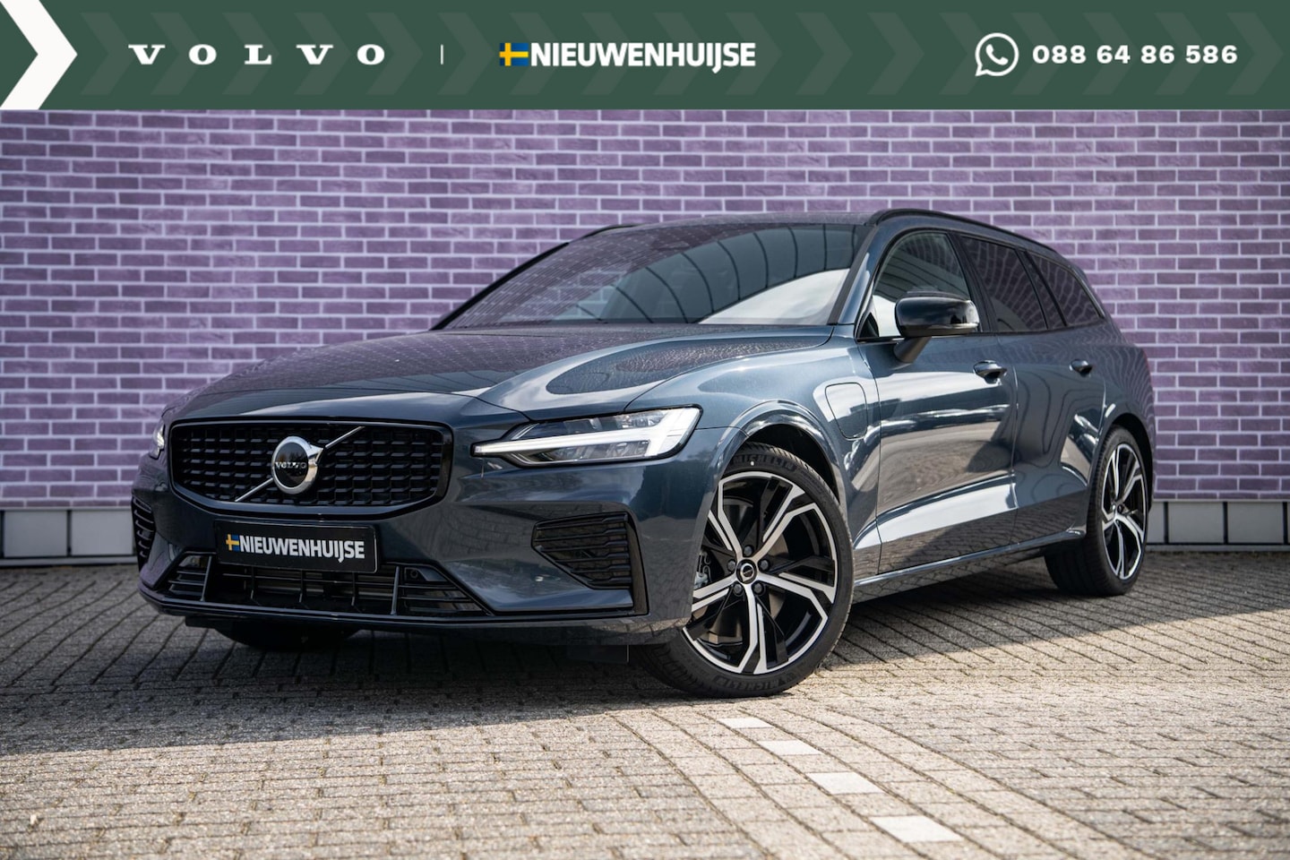 Volvo V60 - 2.0 T6 Plug-in hybrid AWD Plus Dark UIT VOORRAAD LEVERBAAR | Panodak | 19" | Getint glas | - AutoWereld.nl