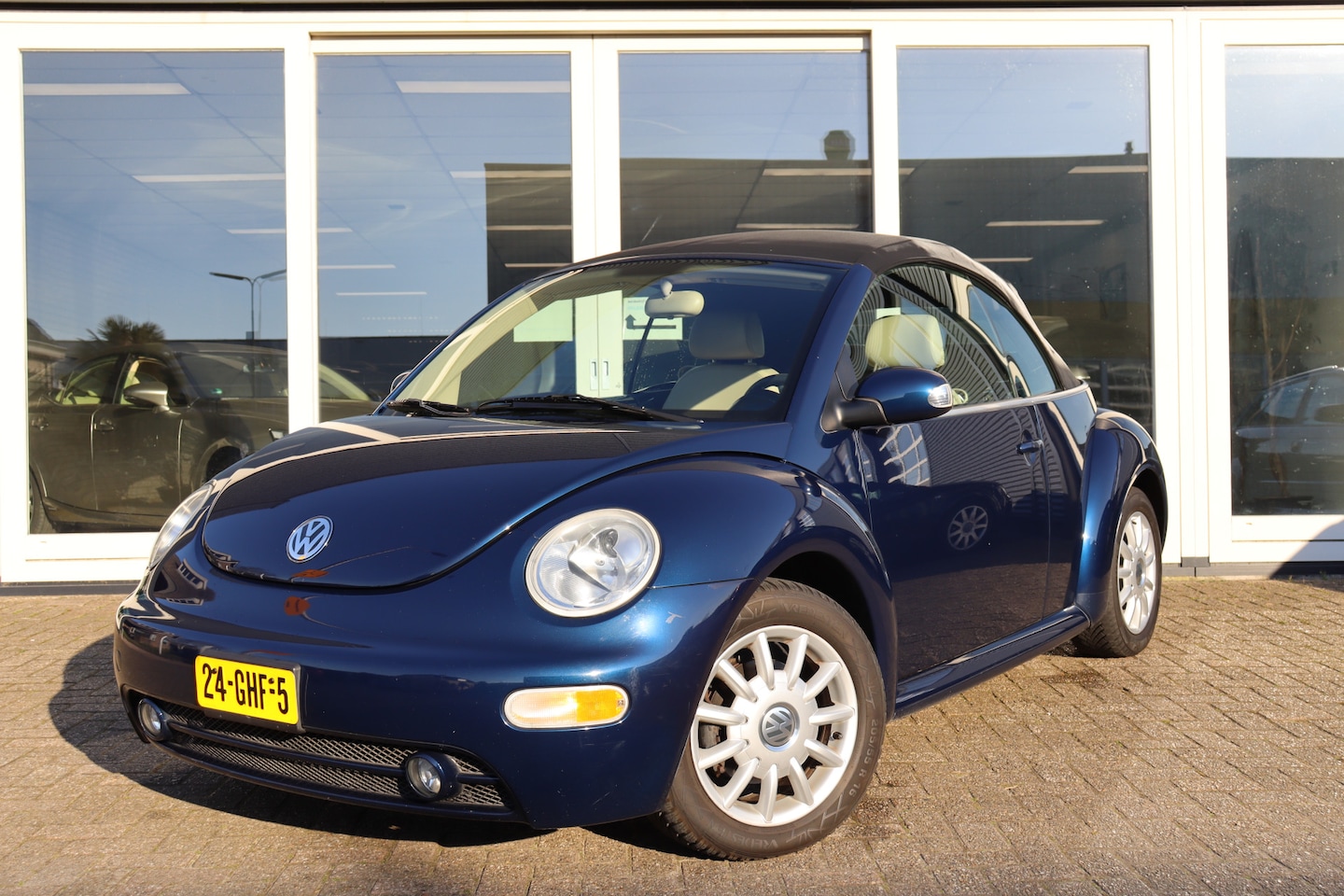 Volkswagen New Beetle Cabriolet - 2.0 Turijn Comfort Let op Km Stand In Mile, Cruise Control, Airco, Prijs Is Rijklaar - AutoWereld.nl