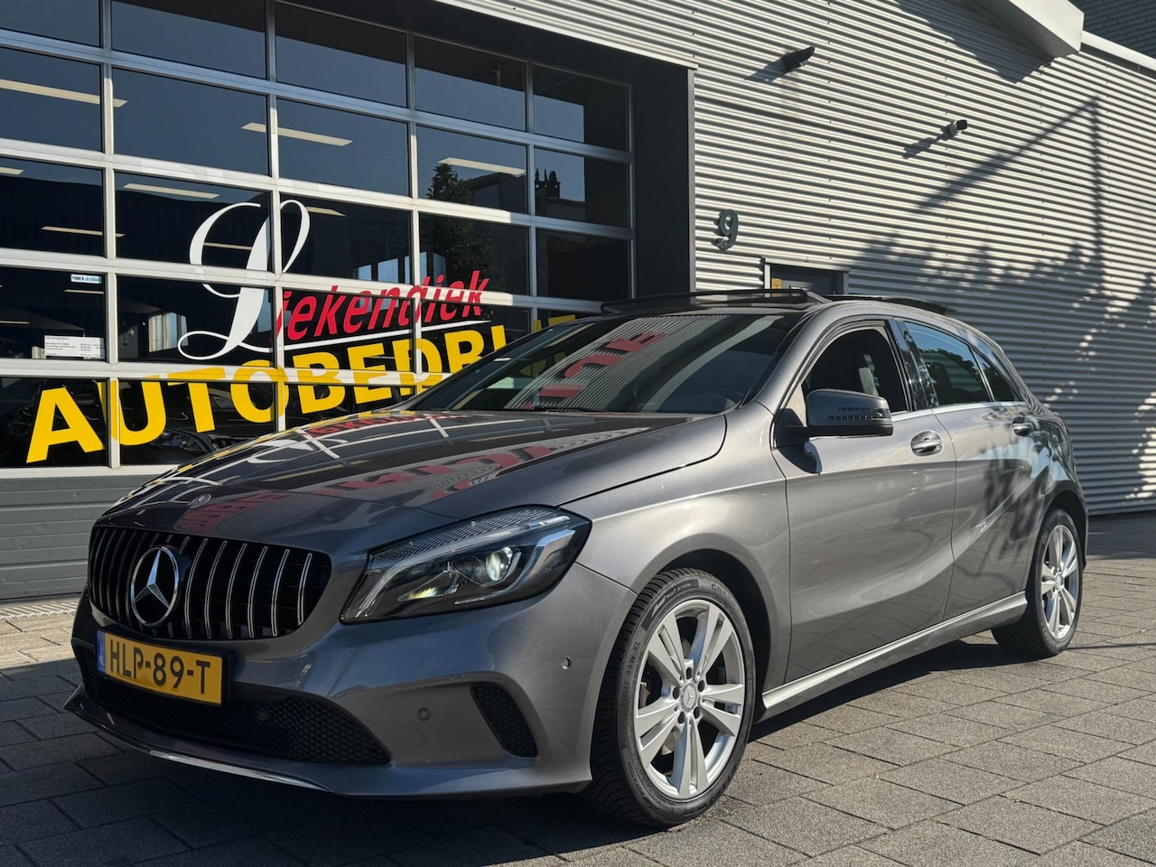 Mercedes-Benz A-klasse - 180 Ambition - Panorama dak I Leer I Airco I PDC I Sport velgen I Dealer onderhouden - AutoWereld.nl