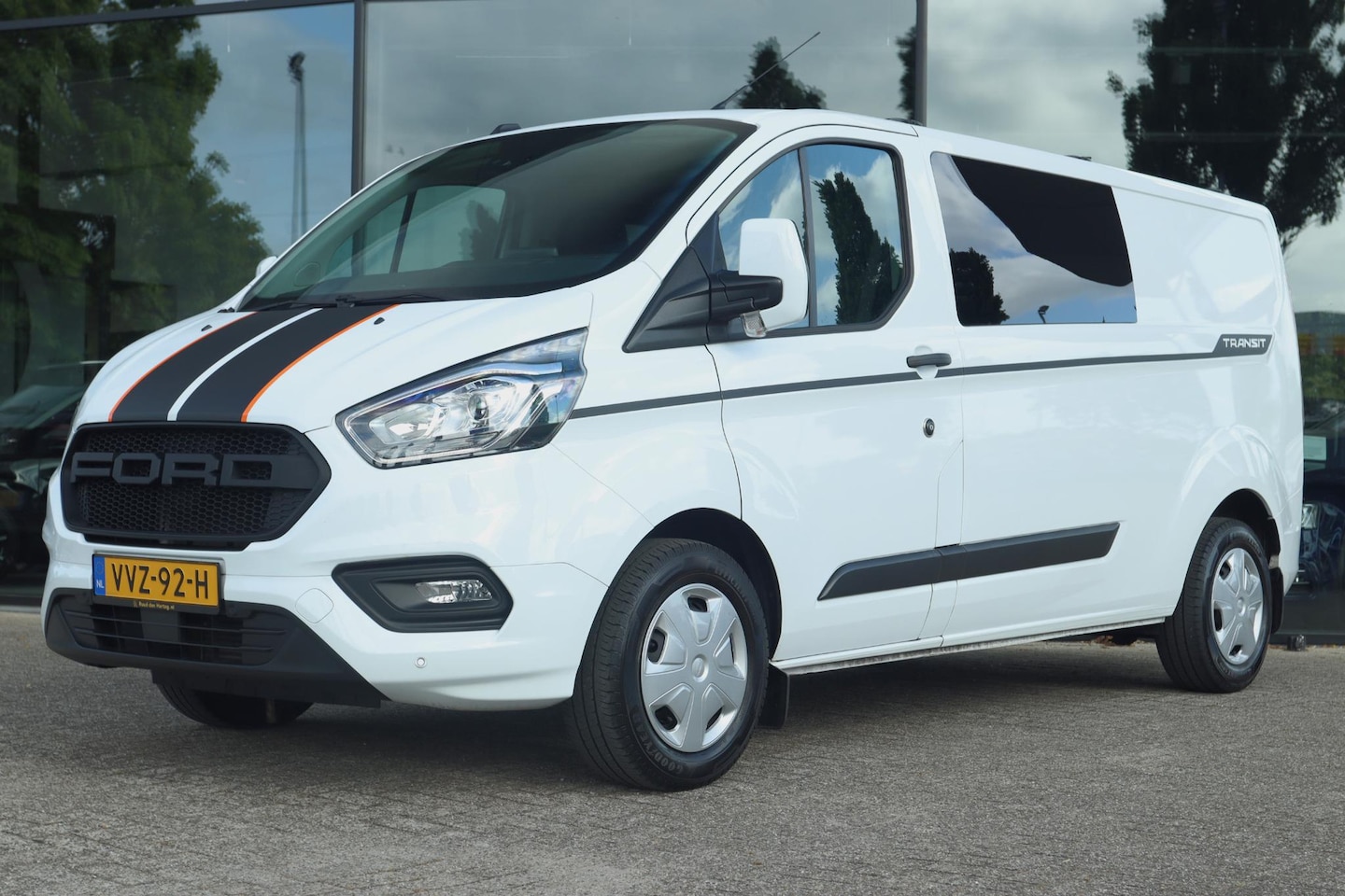 Ford Transit Custom - 320 2.0 TDCI L2H1 TREND DC 6-PERS. | TREKHAAK | CAMERA | CARPLAY | VOORRUITVERW. | CRUISE - AutoWereld.nl