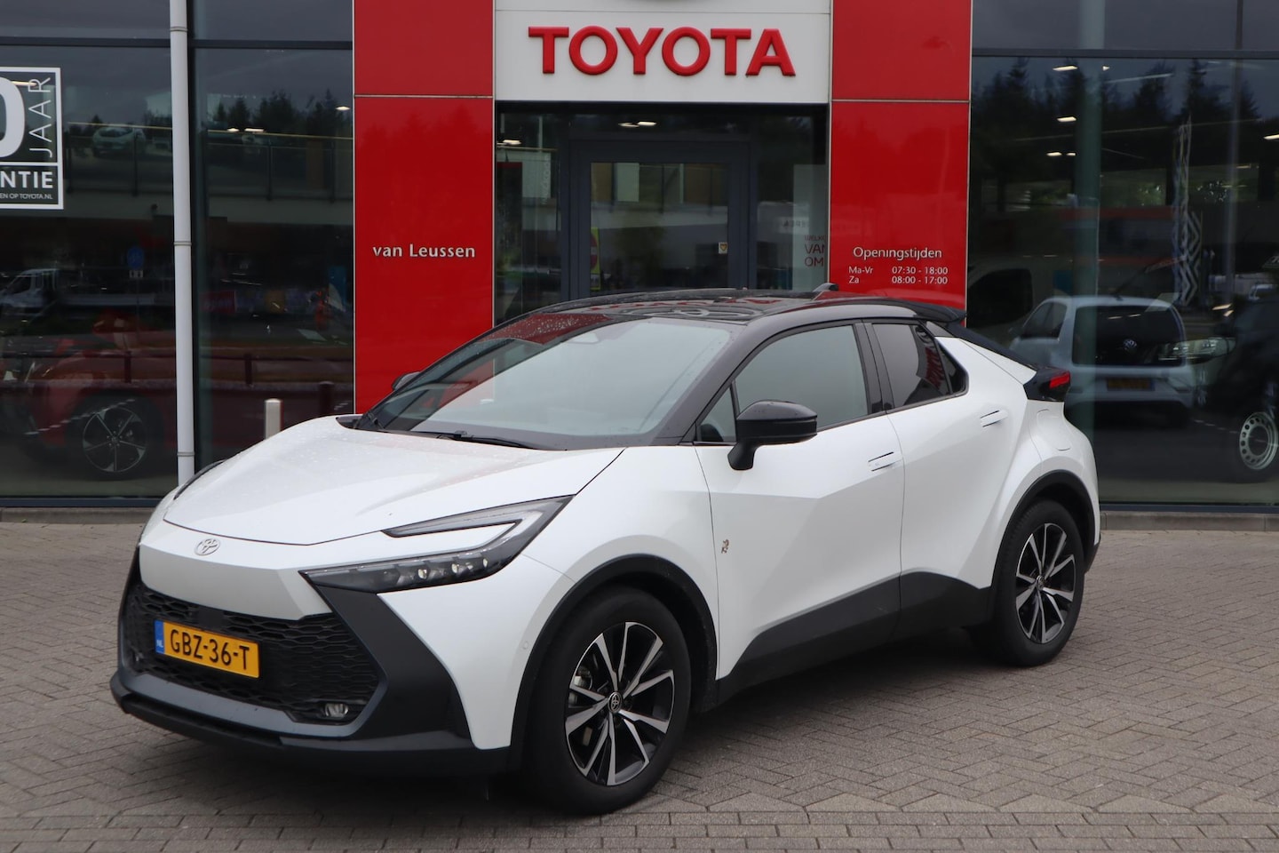 Toyota C-HR - 1.8 HYBRID 140 FIRST EDITION APPLE/ANDROID P-SENSOREN EL-ACHTERKLEP LED 360° CAMERA BLIND- - AutoWereld.nl