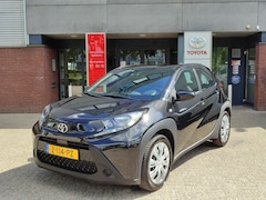 Toyota Aygo X - PLAY 5-DEURS AIRCO 4S-BANDEN AD-CRUISE APPLE/ANDROID CAMERA BLUETOOTH HOGE ZIT NL-AUTO