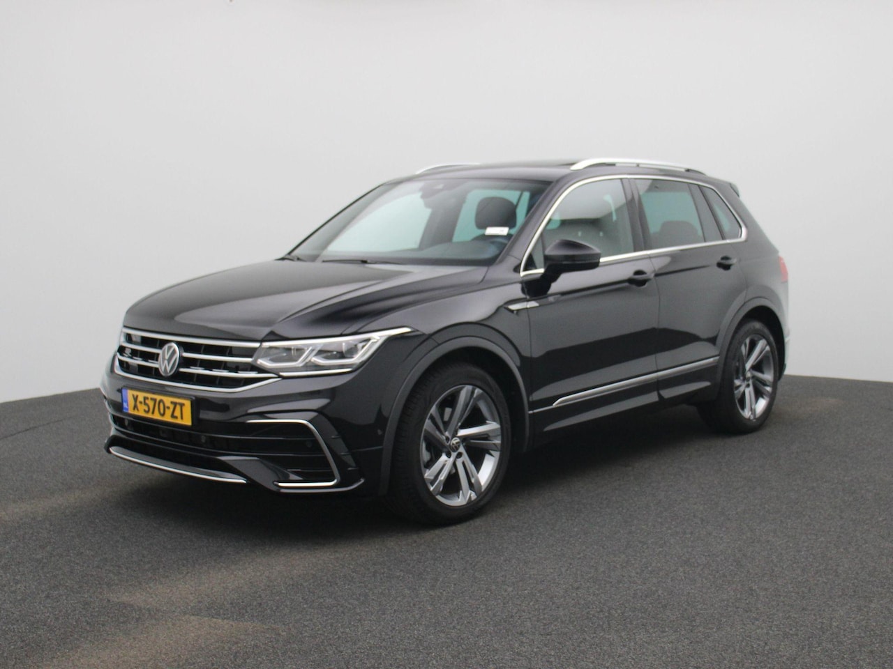 Volkswagen Tiguan - 1.5 TSI R-Line Business | Achteruitrijcamera | Trekhaak |  Adaptive cruise control | Stoel - AutoWereld.nl