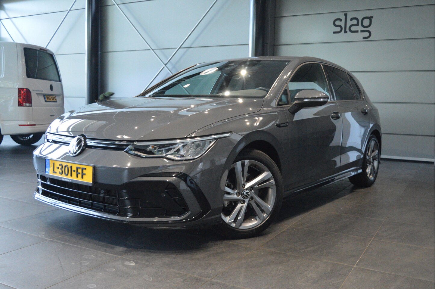 Volkswagen Golf - 1.5 eTSI 3X R-LINE navi clima led pdc 17 inch 150 pk !! - AutoWereld.nl
