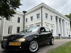 Alfa Romeo 147 - 1.6 16V 5 DRS, MOOI ROOD LEDER