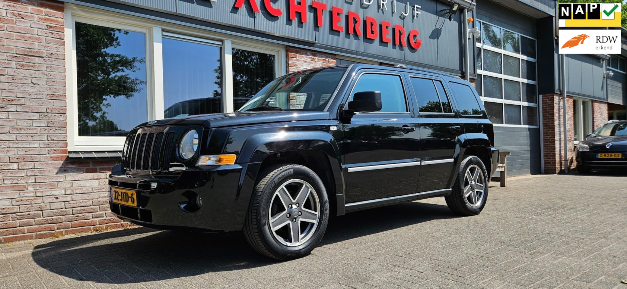Jeep Patriot - 2.4 Limited Liberty 4WD! Automaat! Nette Auto! Leer! Airco! Cruise Control! Camera! - AutoWereld.nl