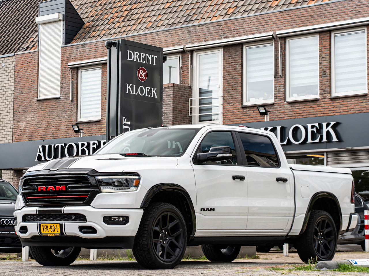 Dodge Ram 1500 - 5.7 V8 4X4 LARAMIE PANO HARMAN KARDON 360 CAMERA TREEPLANK BOMVOL!! IN NIEUWSTAAT - AutoWereld.nl