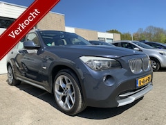 BMW X1 - xDrive23d Executive M-Pakket 250PK CarPlay Panodak Trekhaak Cruise Control Airco Elektrisc