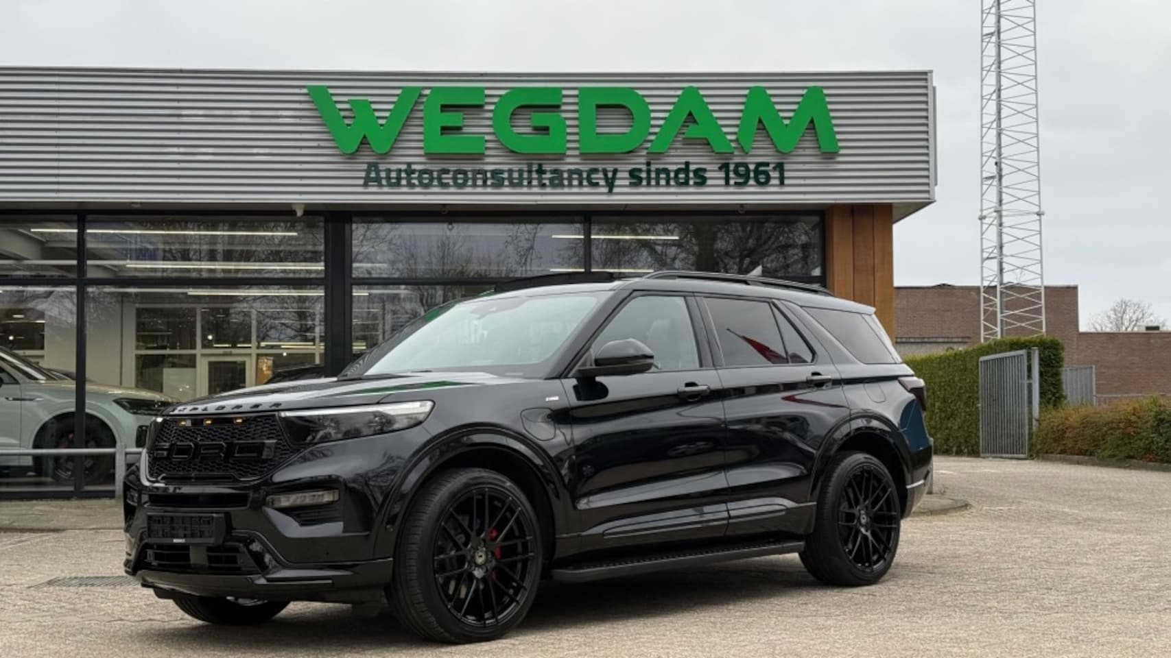 Ford Explorer - 3.0 V6 EB PHEV ST-LINE / SMOKE PACK / TREKHAAK / RODE REMKLAUWEN - AutoWereld.nl