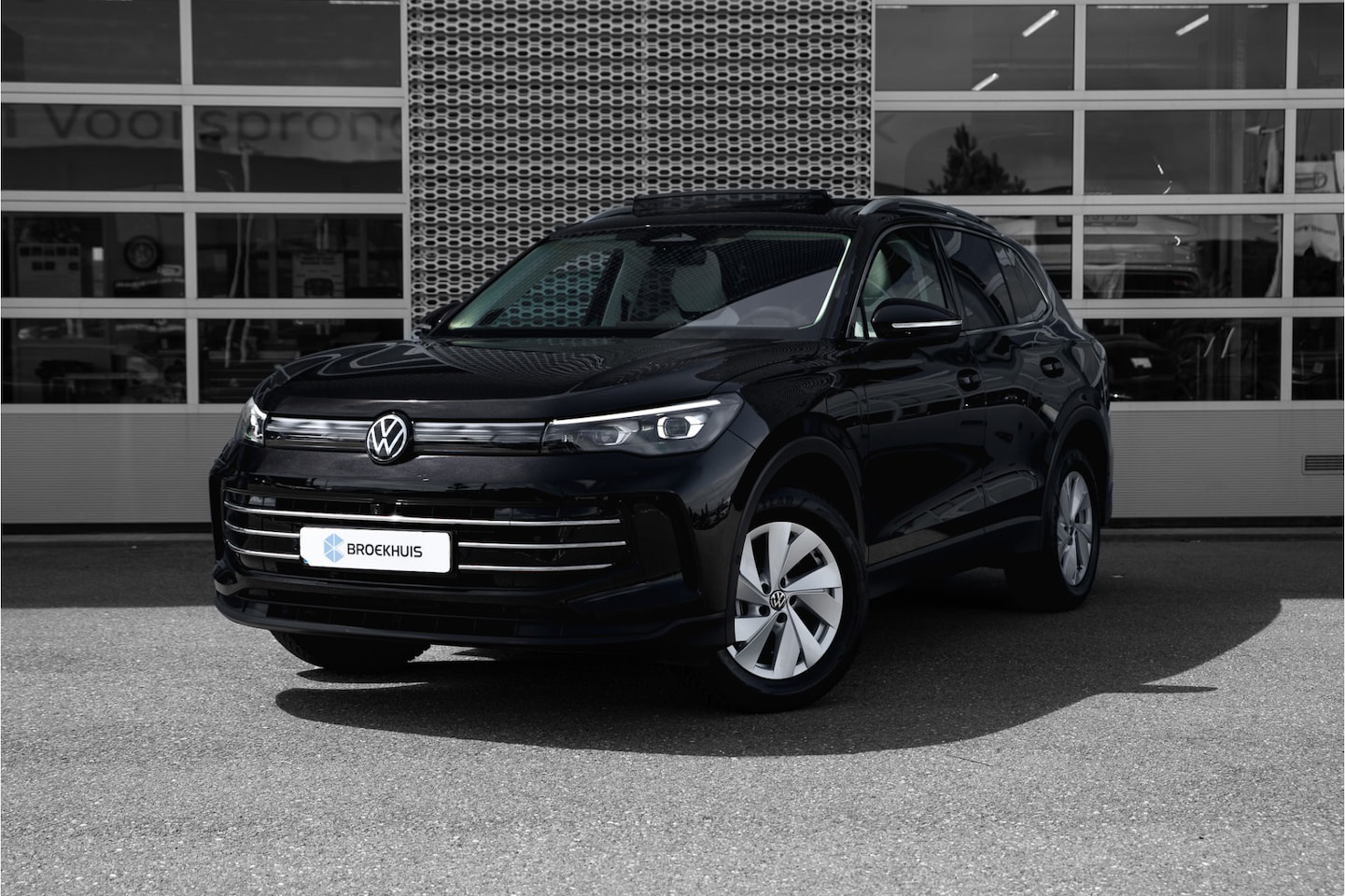 Volkswagen Tiguan - 1.5TSi 272pk eHybrid Elegance | Panoramadak | Harman Kardon | Trekhaak | - AutoWereld.nl
