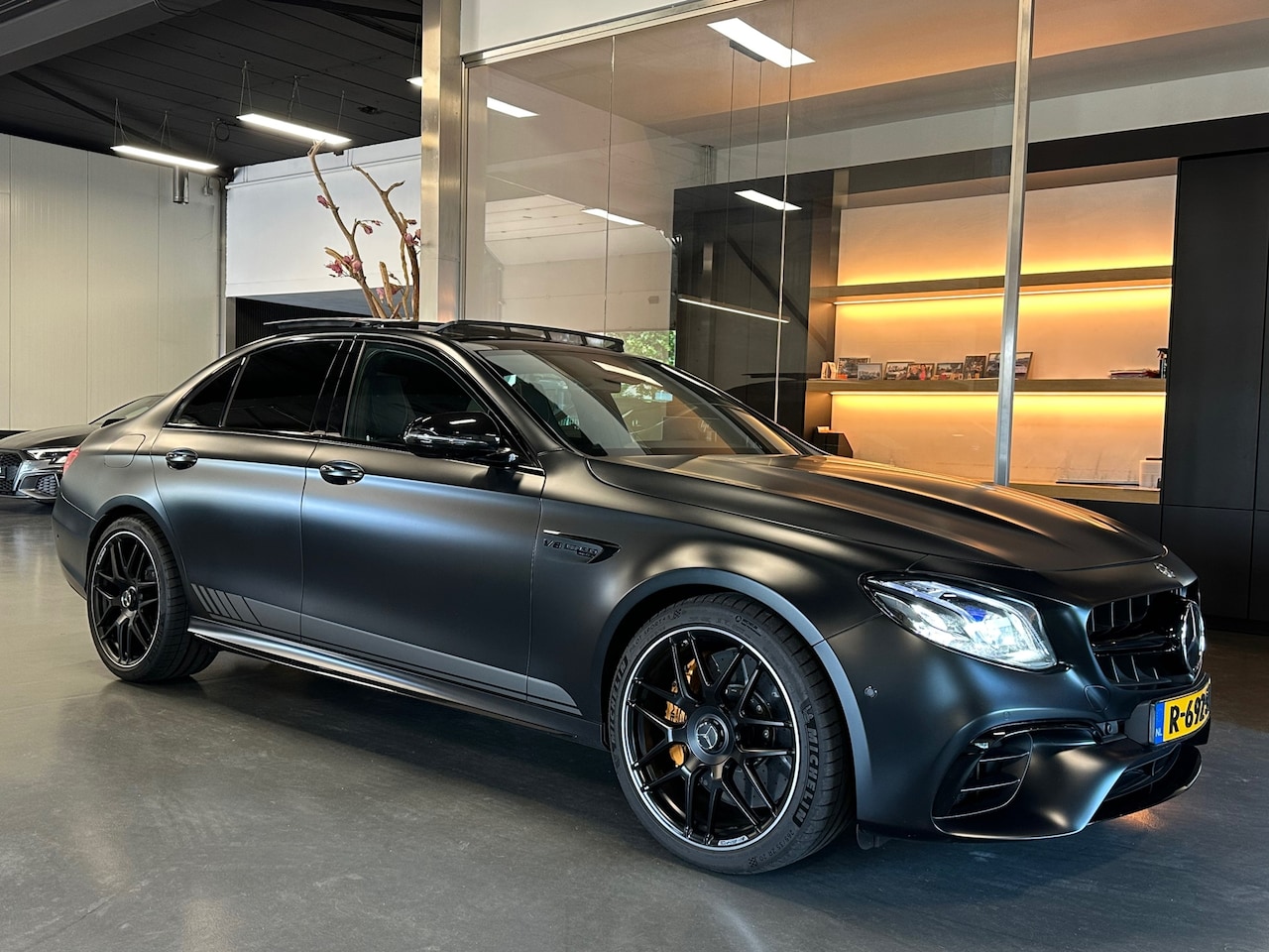 Mercedes-Benz E-klasse - AMG 63 S 4MATIC Amg night Full Pano Keramisch Memory Kuipstoelen - AutoWereld.nl