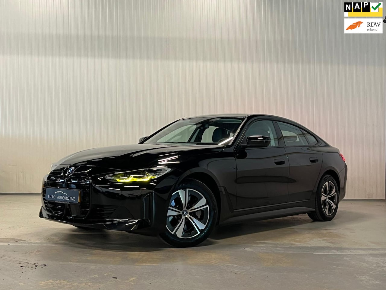 BMW i4 - BMW I4 EDrive40 84 kWh | ACHTERUITRIJCAMERA | ZWART HEMELDAK BLACK EDITION | FULL OPTIONS - AutoWereld.nl
