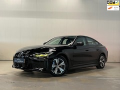 BMW i4 - EDrive40 84 kWh | ACHTERUITRIJCAMERA | ZWART HEMELDAK BLACK EDITION | FULL OPTIONS
