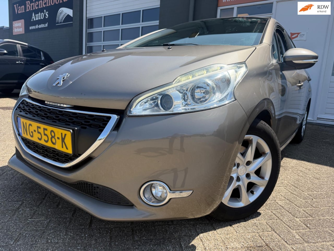 Peugeot 208 - 1.4 VTi Allure 5 drs met navigatie en bluetooth telefoon / media en cruise controle en air - AutoWereld.nl