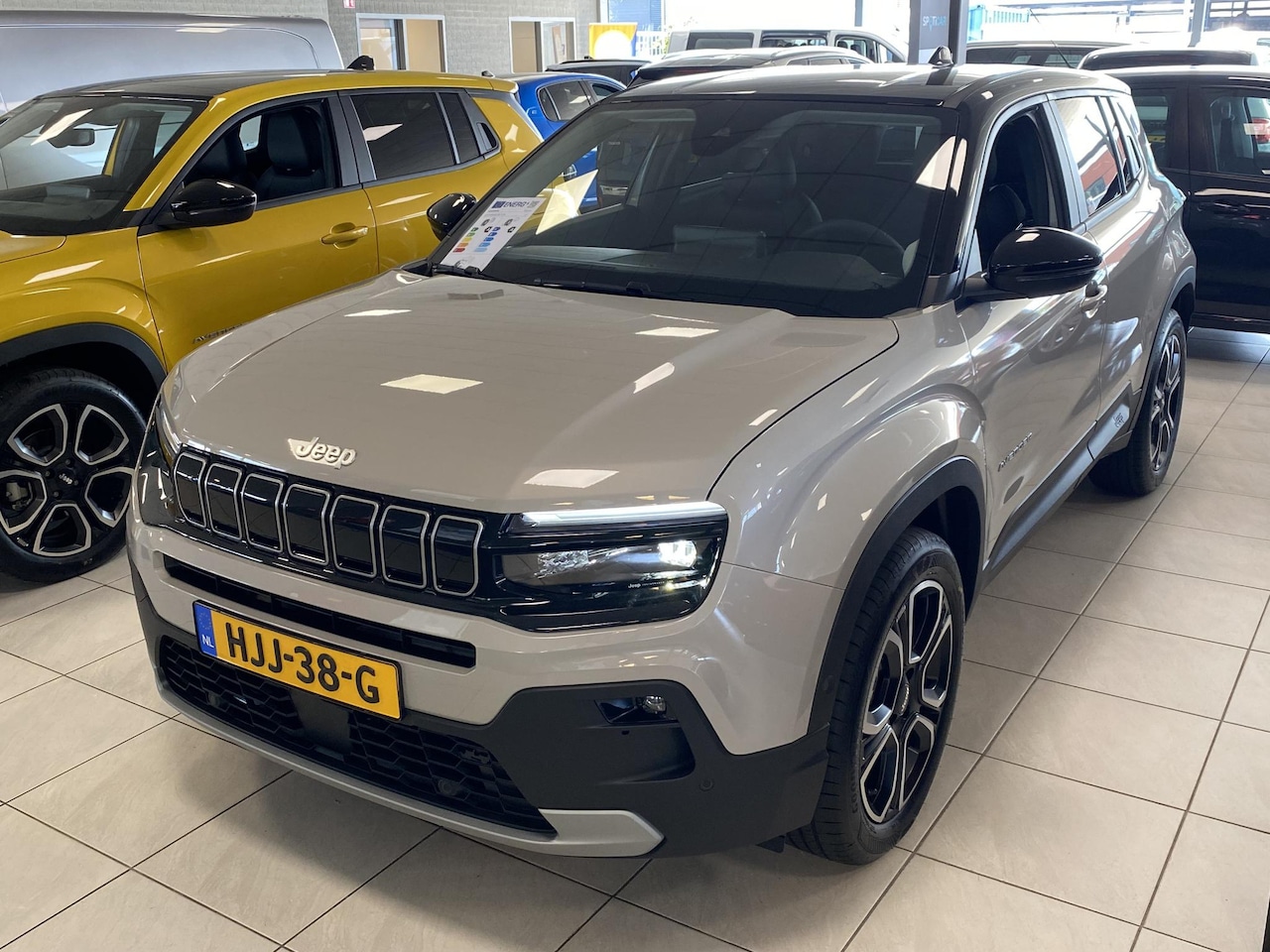 Jeep Avenger - Summit 54 kWh | NIEUW | Navigatie | Keyless Entry | Elektr. achterklep | Winterpack | Warm - AutoWereld.nl