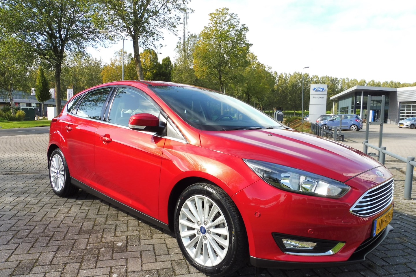 Ford Focus - 125pk Titanium Ecc CrC Parkassist Navi 17i lmv Trekhaak nwe distributie - AutoWereld.nl