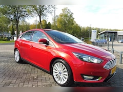 Ford Focus - 125pk Titanium Ecc CrC Parkassist Navi 17i lmv Trekhaak nwe distributie