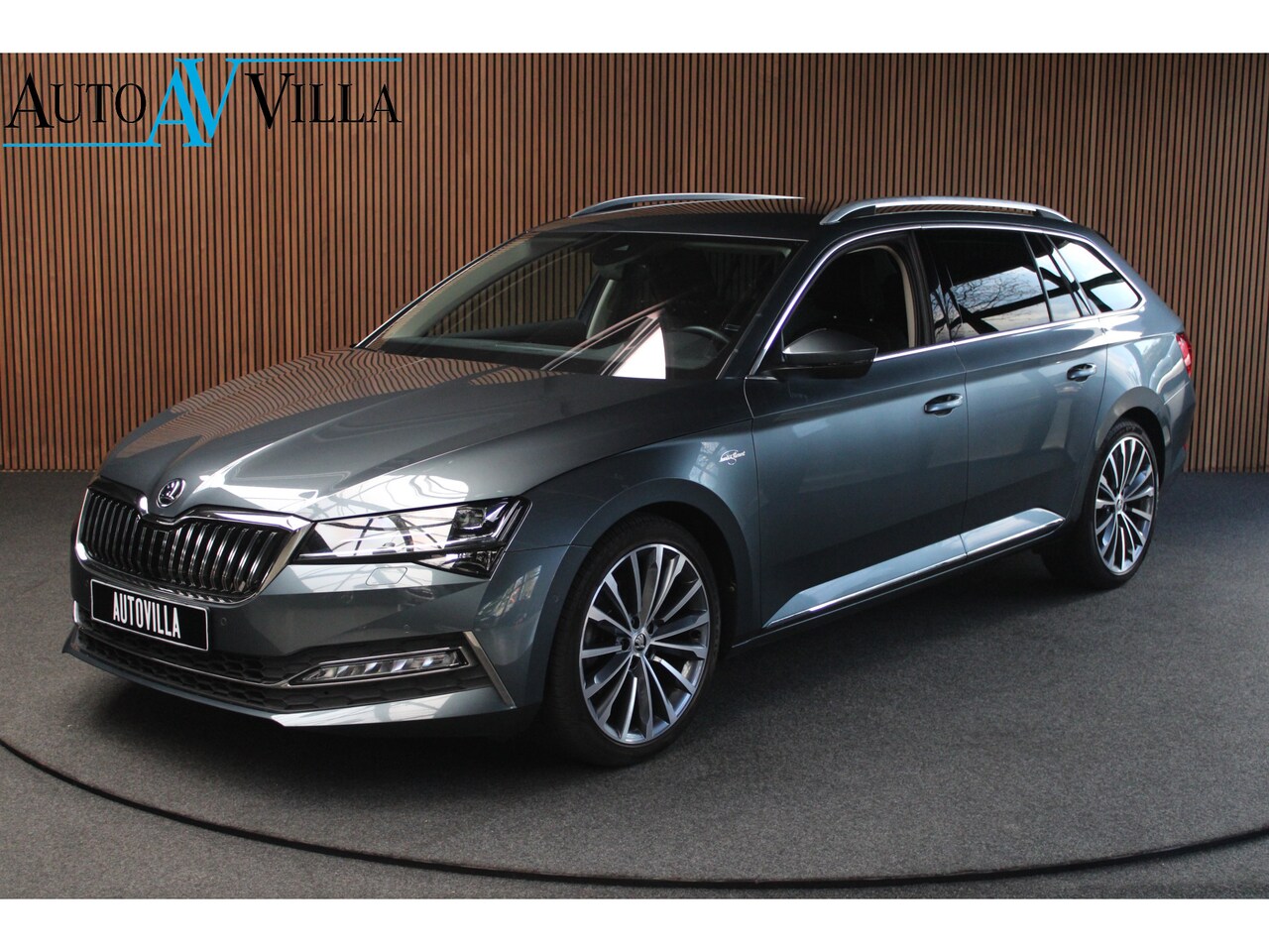 Skoda Superb Combi - 1.4 TSI iV Laurin & Klement Navi Leer ACC Elektr. achterklep Stoelen elektr. met memory  P - AutoWereld.nl