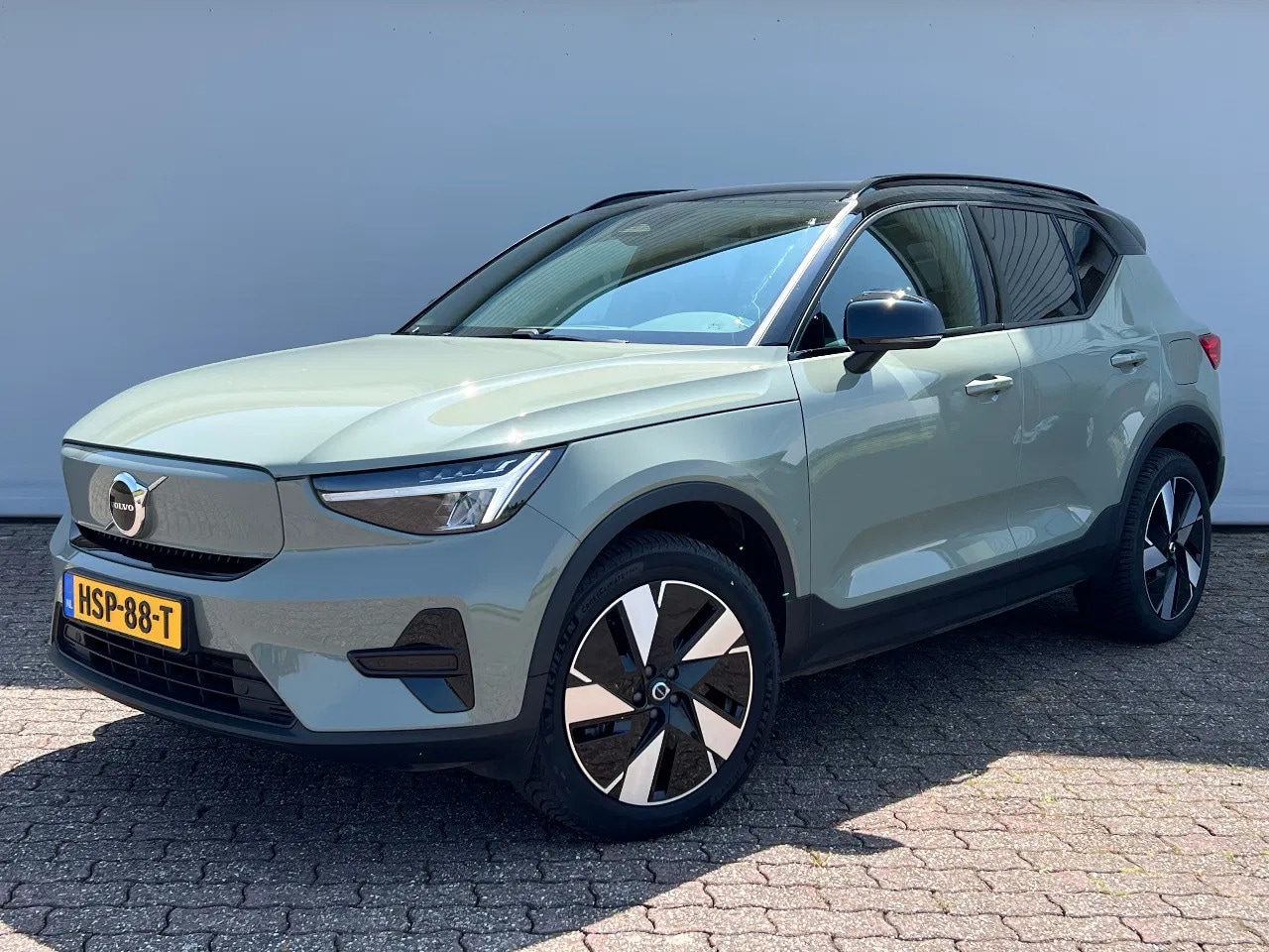 Volvo XC40 - 70 kWh PLUS, Two tone, ACC, Warmtepomp - AutoWereld.nl