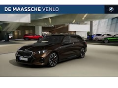 BMW 5-serie Touring - 530e M Sport Automaat / Panoramadak / Trekhaak / Bowers & Wilkins / M Multifunctionele Sto