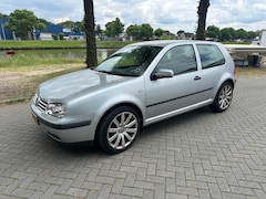Volkswagen Golf - 1.6-16V Trendline