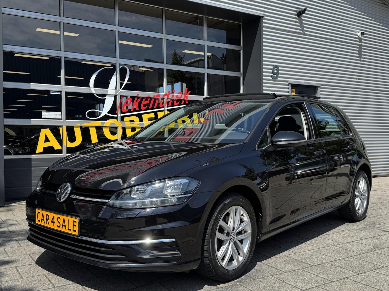 Volkswagen Golf - 1.0 TSI Business Edition - Panorama dak I Navigatie I Airco I LED I PDC I Sport velgen I D - AutoWereld.nl